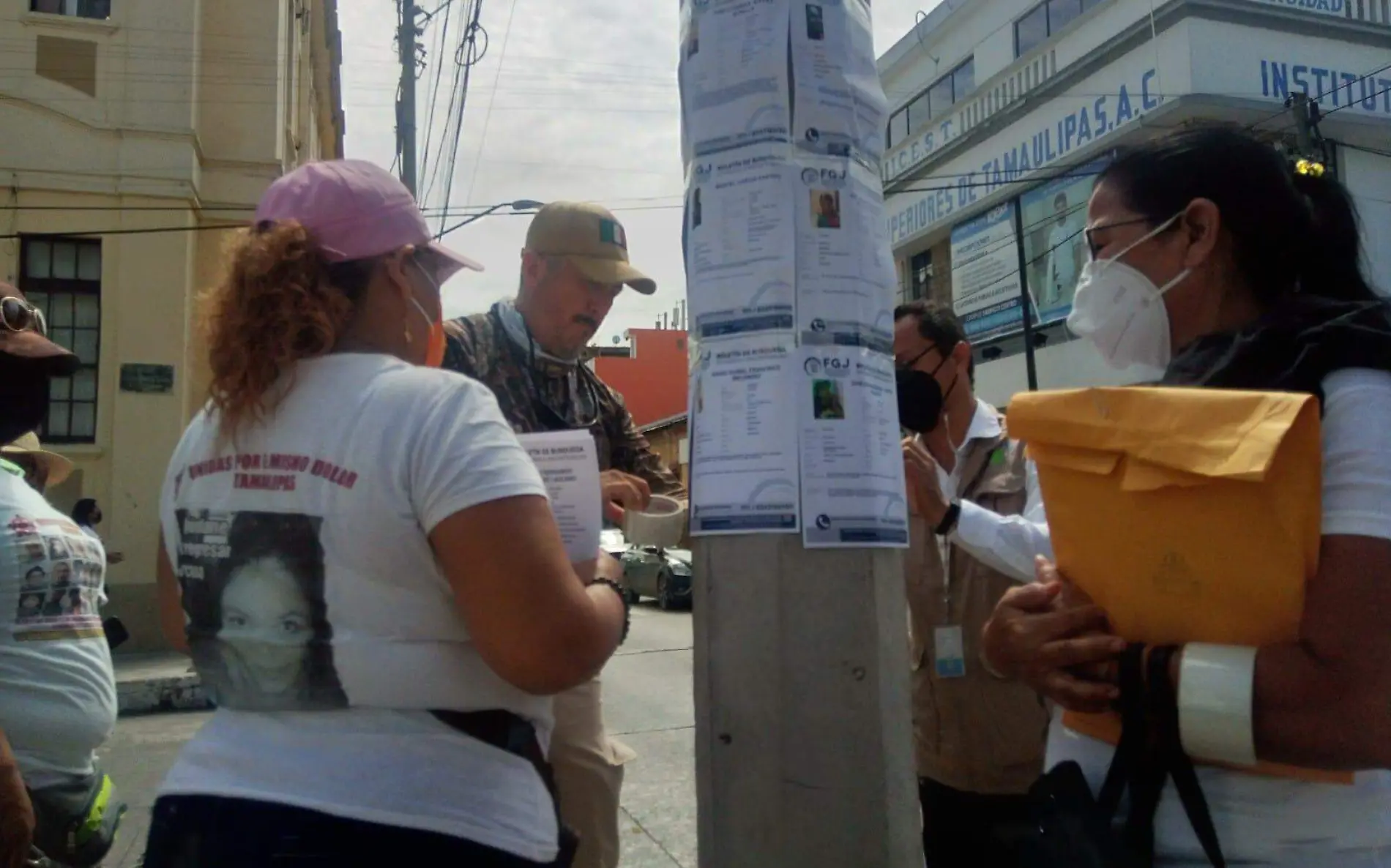 Buscadoras pegan carteles de personas desaparecidos en postes del centro de Tampico Paulo Monsiváis  (3)